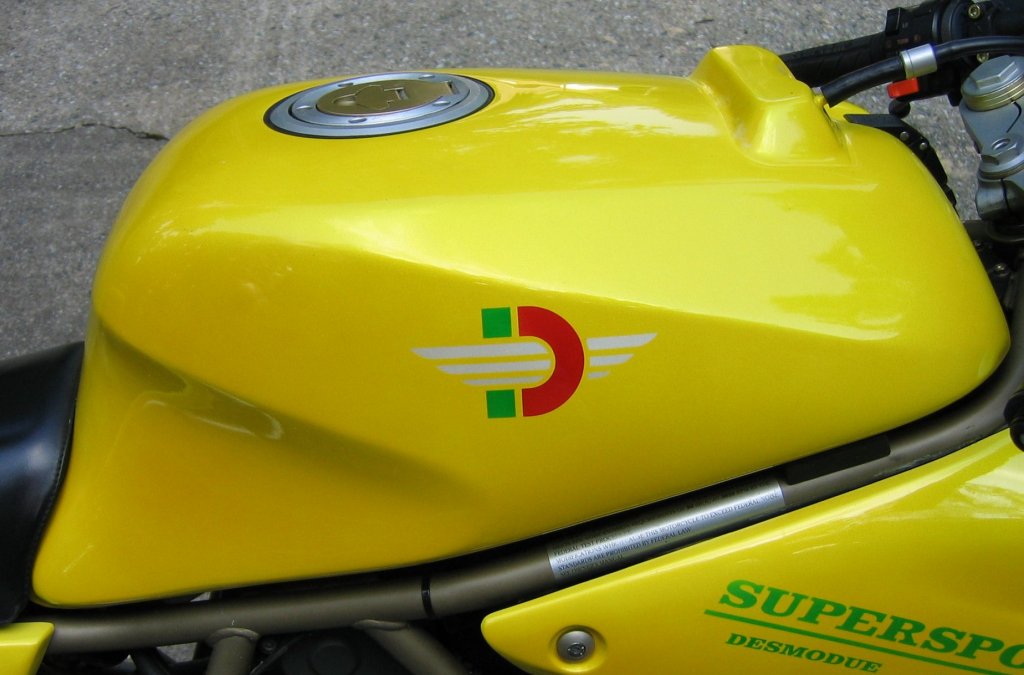 Ron's 900 ss cr Tank Detail, the red white and green are pearl colors over the chain reaction yellow.